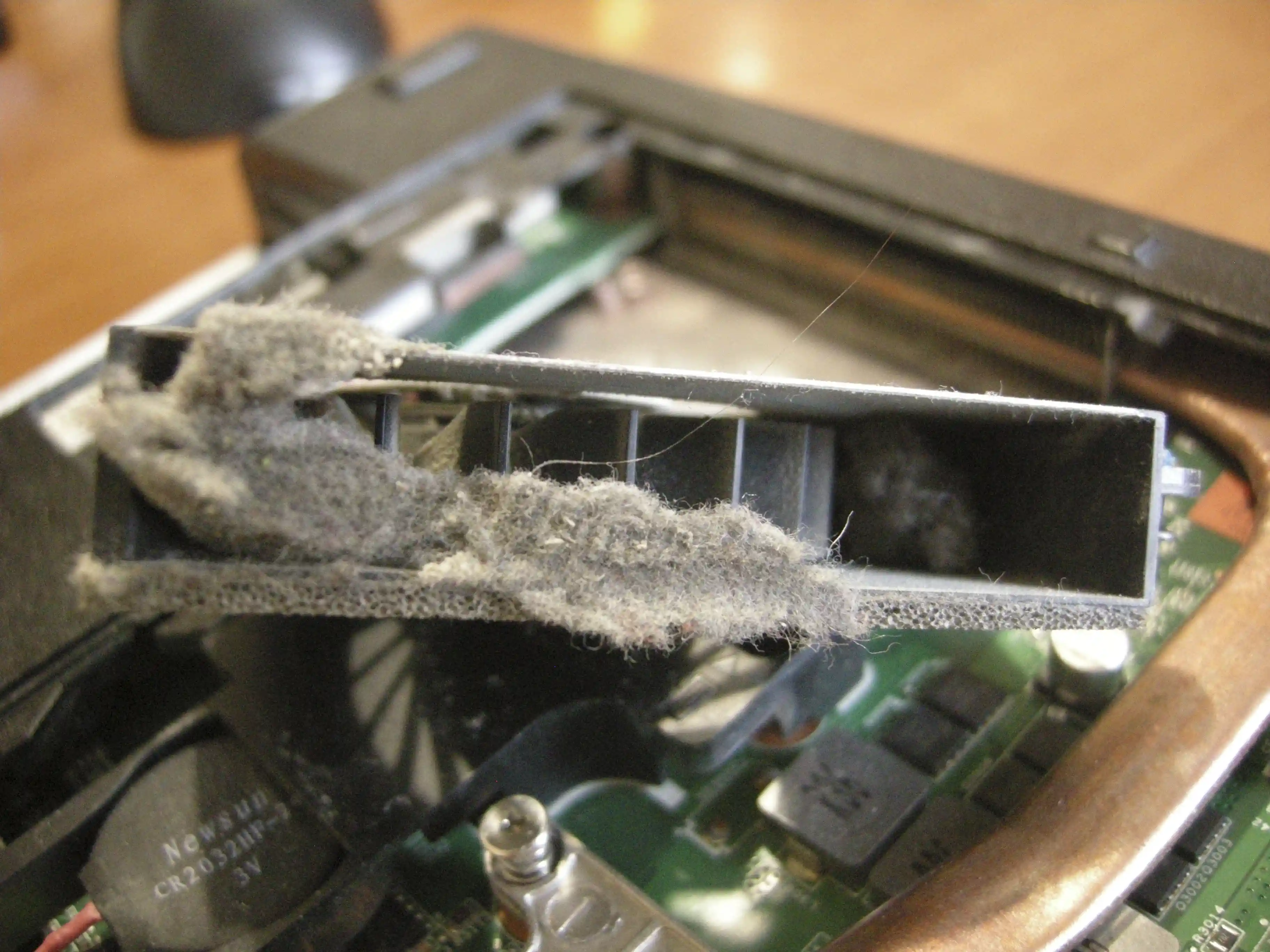 Забитая пылью система охлаждения ноутбука в разобранном виде