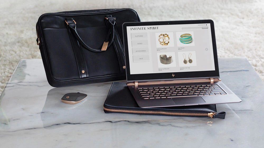 Ноутбук HP с аксессуарами - кожаной сумкой и чехлом