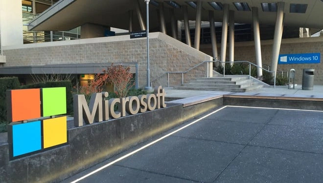 Логотип Windows 10 на фоне здания компании Microsoft